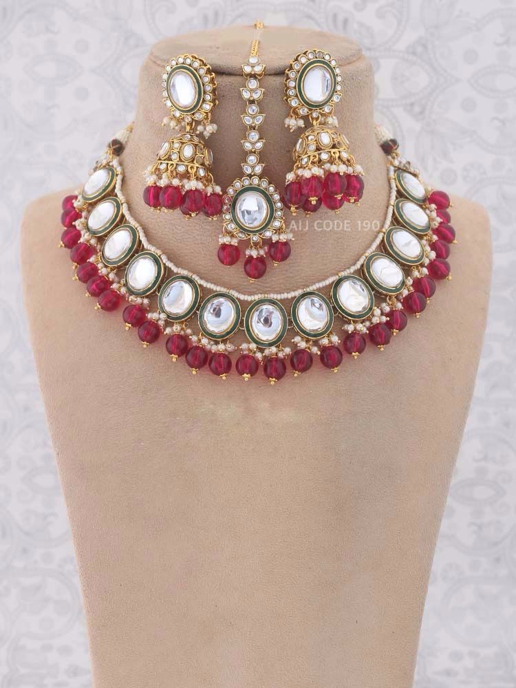 Elegant Kundan necklace with earring mangtikka