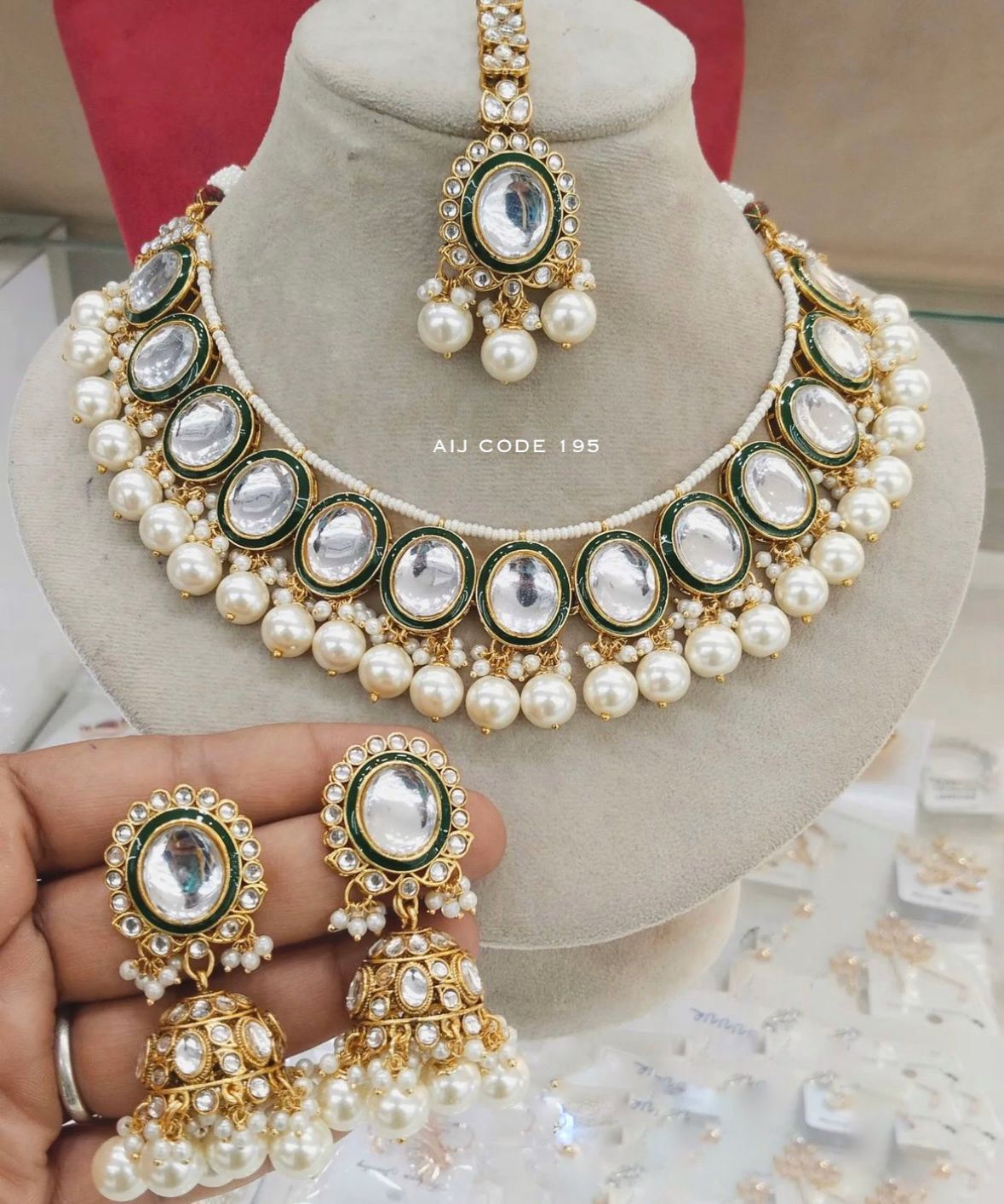 Elegant Kundan necklace with earring mangtikka