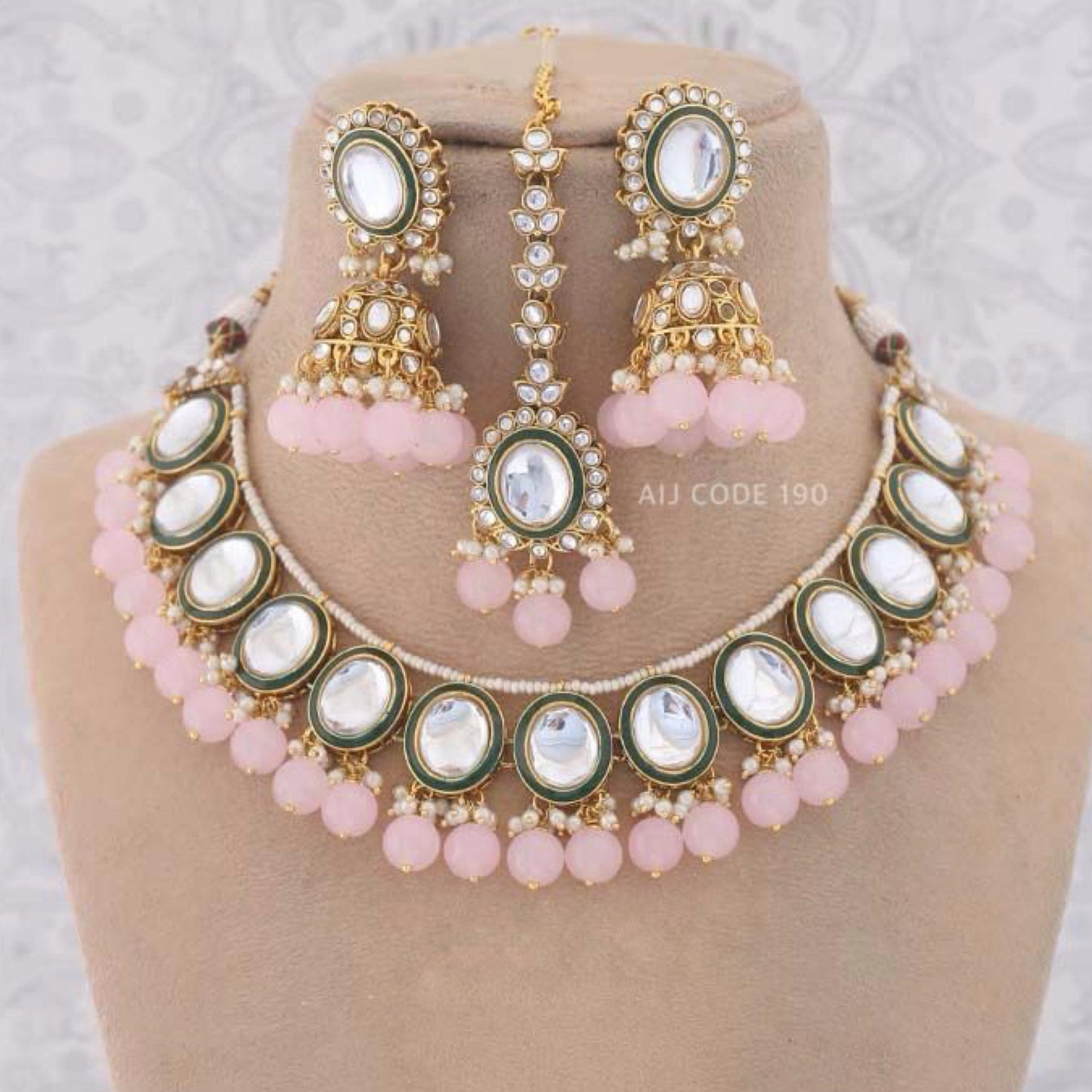 Elegant Kundan necklace with earring mangtikka