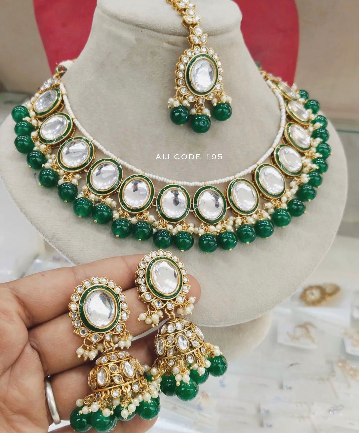 Elegant Kundan necklace with earring mangtikka