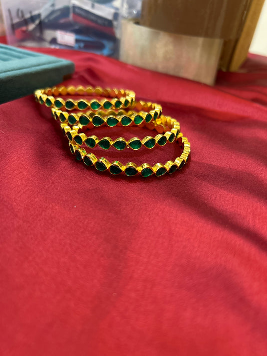 ‘Saanvi’ Emerald Pachi Kundan Bangles