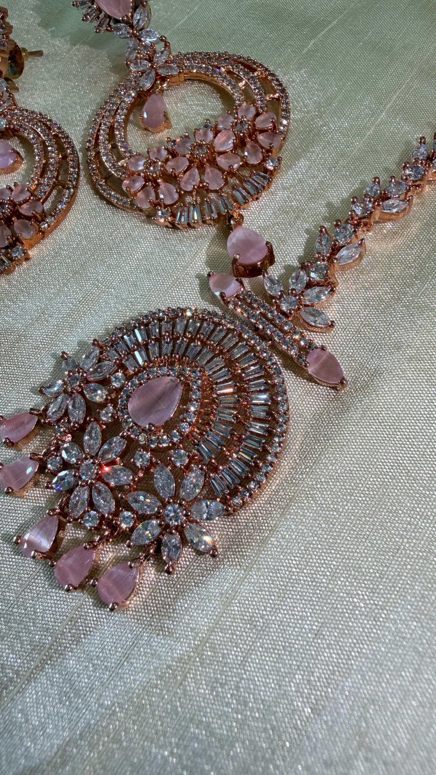‘Amruta’ lux Earring, and Tika set ￼