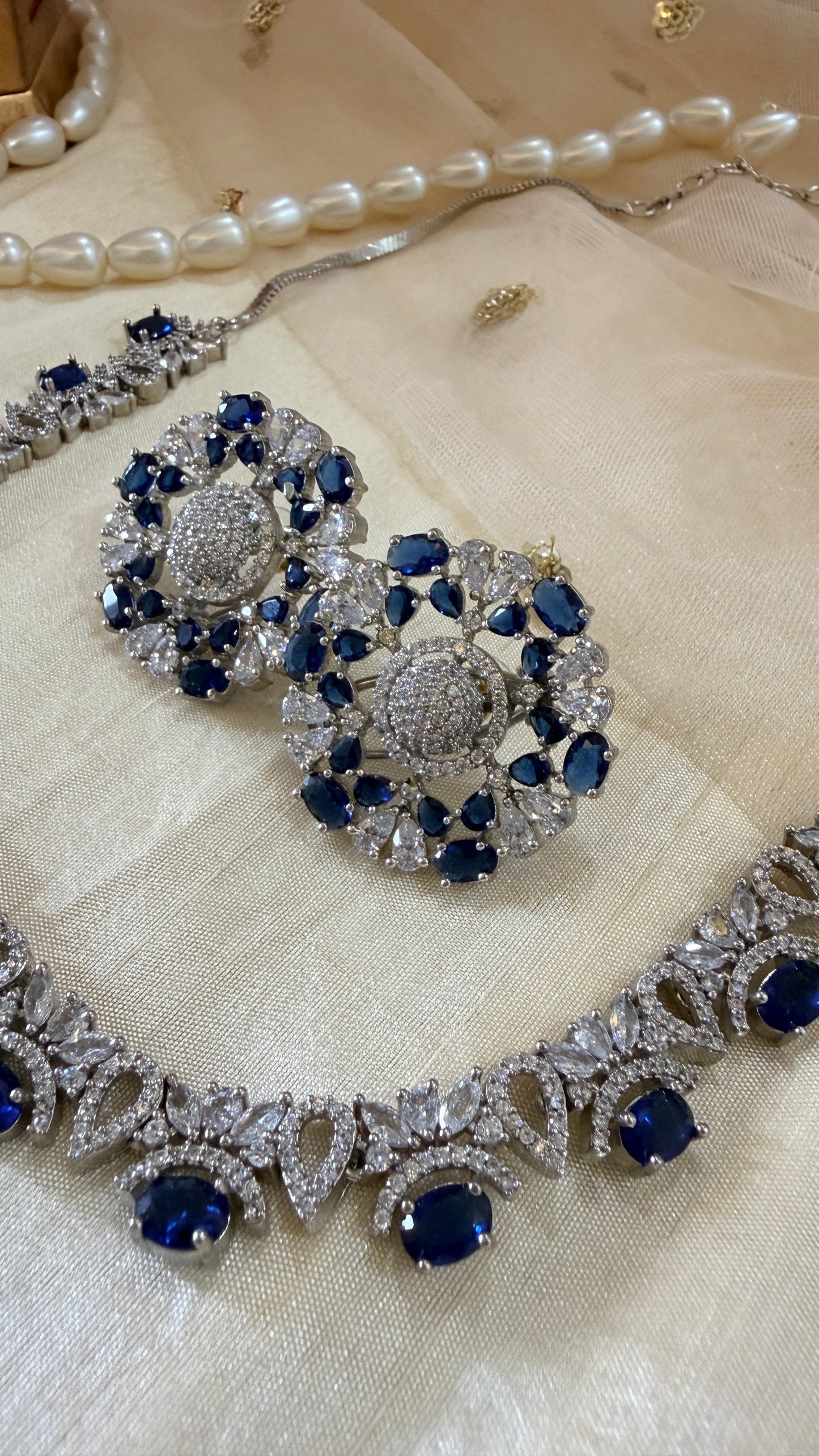 ‘Silky’ Sleek AD necklace with studs