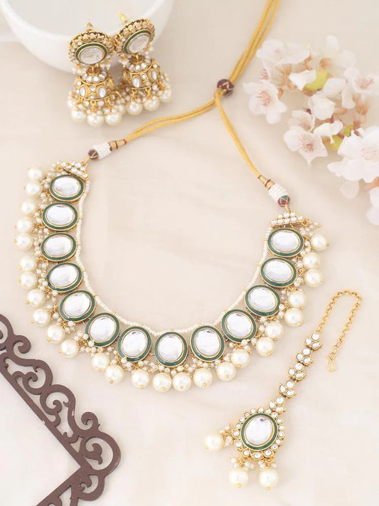 Elegant Kundan necklace with earring mangtikka